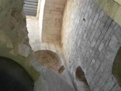 Interno della chiesetta del Fortino. Spicca il bianco della muratura in tufo